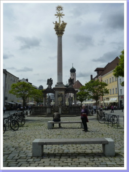 Theresienplatz, Dreifaltigkeits-Säule