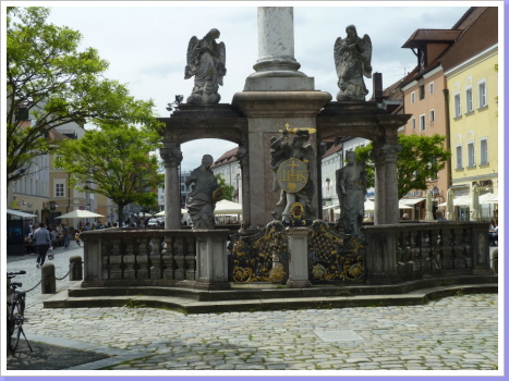 Theresienplatz , Sockel der Dreifaltigkeits-Säule