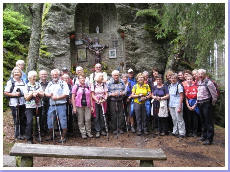 Gruppenbild vor einer Felsenkapelle